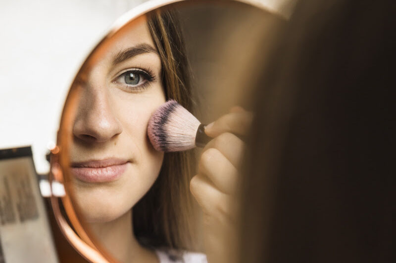 Tons frios e brilho na medida certa ditam as tendências de maquiagem para Natal e Réveillon