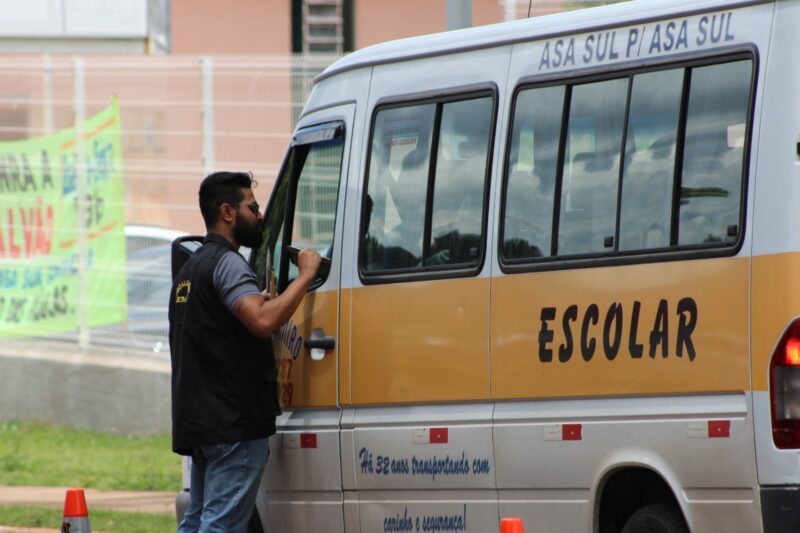 Detran-DF lança campanha e alerta pais sobre riscos do transporte escolar irregular
