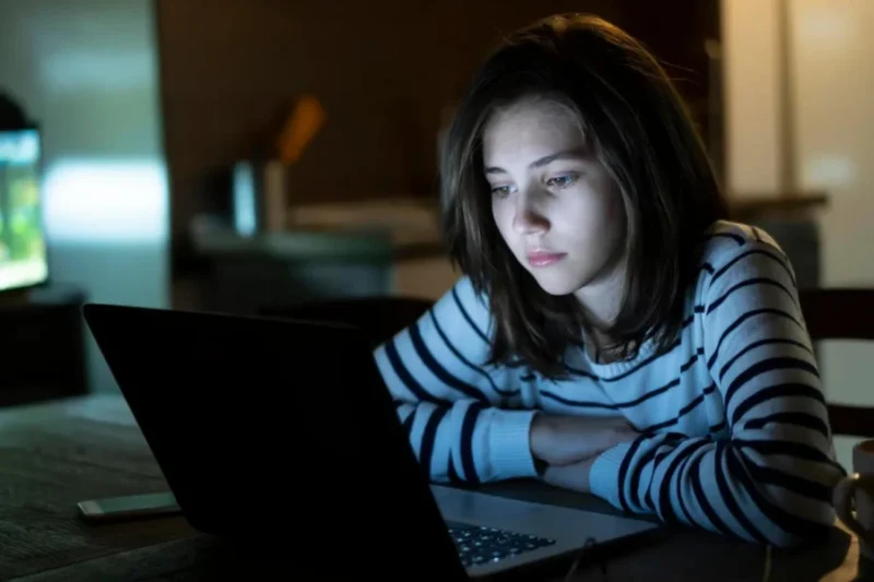 Autodiagnóstico entre adolescentes avança com redes sociais e IA e acende alerta em consultórios