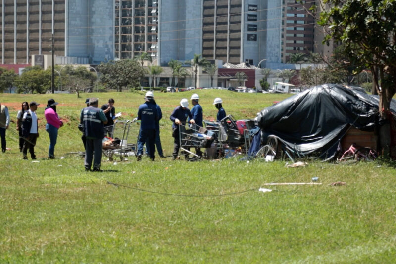 GDF realiza força-tarefa no Plano Piloto com oferta de acolhimento e auxílio de R$ 600 à população em situação de rua