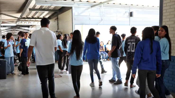 Pé-de-Meia paga hoje estudantes nascidos em novembro e dezembro; parcela é de R$ 200