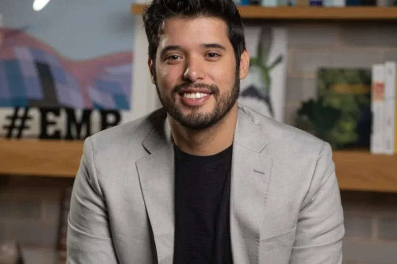 Nova escola de negócios aposta em prática, networking e IA para formar profissionais do mercado financeiro