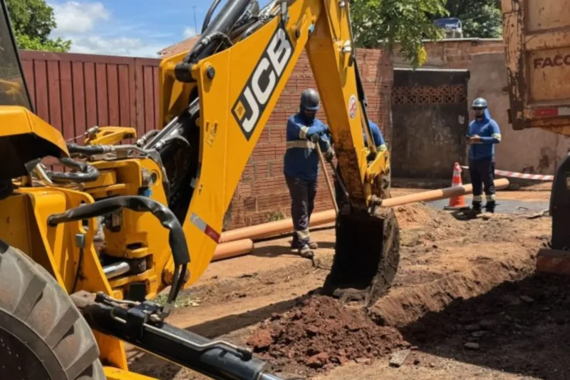 Obras de esgoto avançam em sete bairros de Campo Grande e podem causar interdições parciais nas ruas