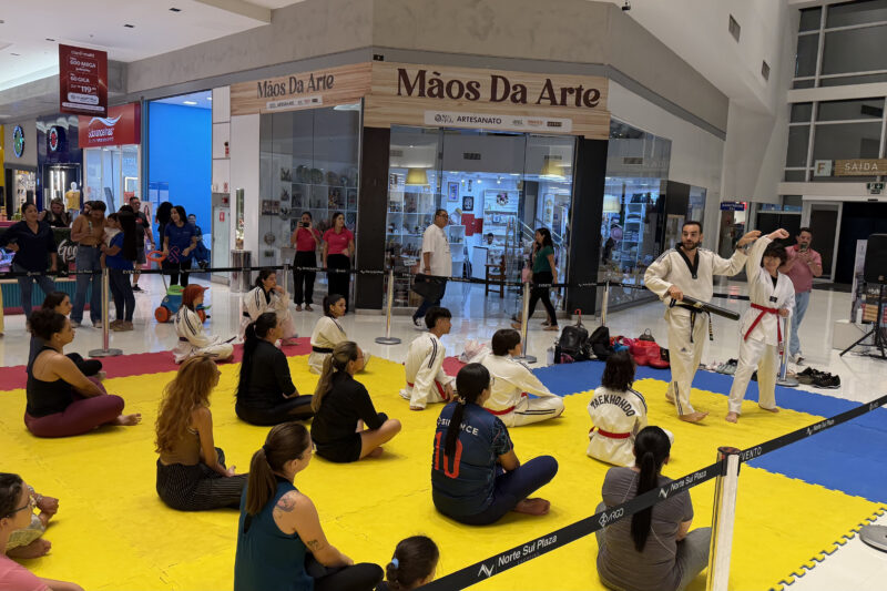 Mais de 30 mulheres participam de aula gratuita de autodefesa no Norte Sul Plaza