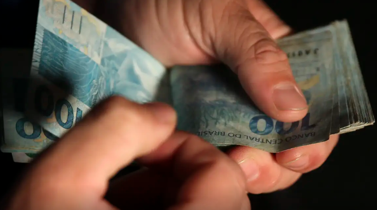 Caixa e Banco do Brasil liberam abono salarial para nascidos em março e abril