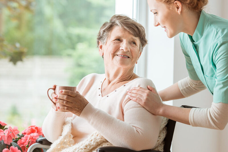Quase metade dos cuidadores dedica mais de 9 horas por dia ao cuidado de familiares, aponta pesquisa
