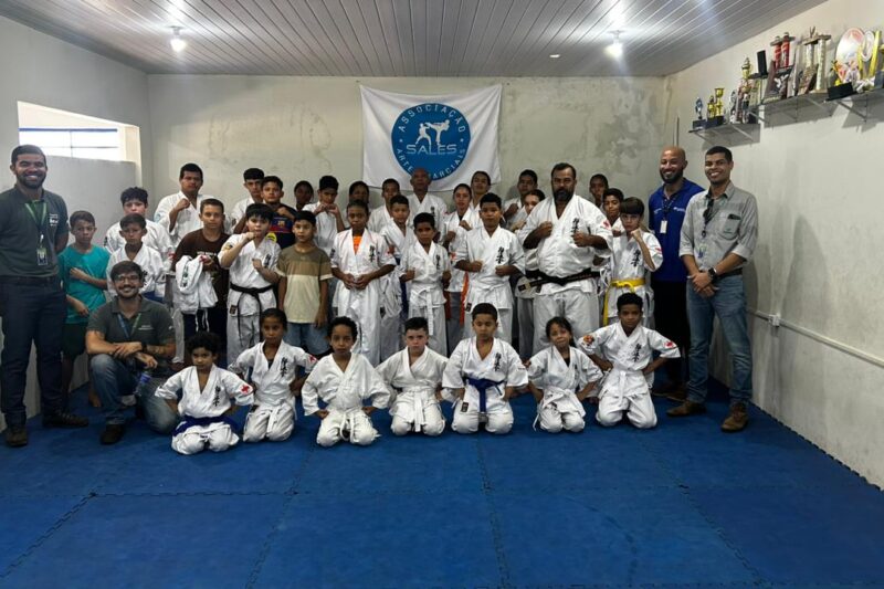 Projeto apoiado pela Suzano oferece aulas gratuitas de karatê para jovens em Ribas do Rio Pardo