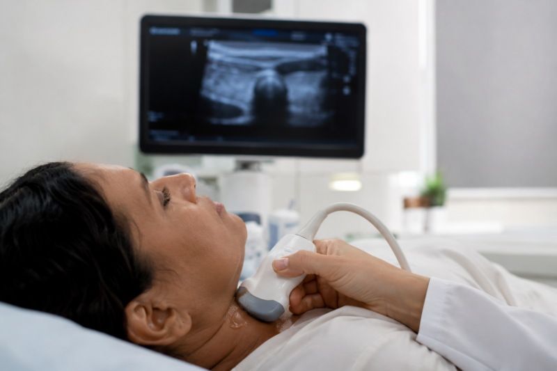 Alterações hormonais e caroços no pescoço podem indicar doenças na tireoide, alertam especialistas