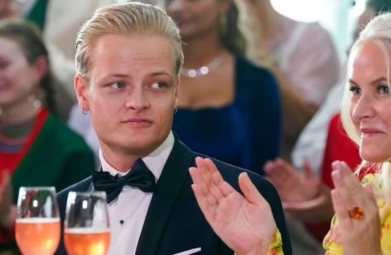 Filho da princesa herdeira da Noruega é condenado a quatro anos de prisão por estupro
