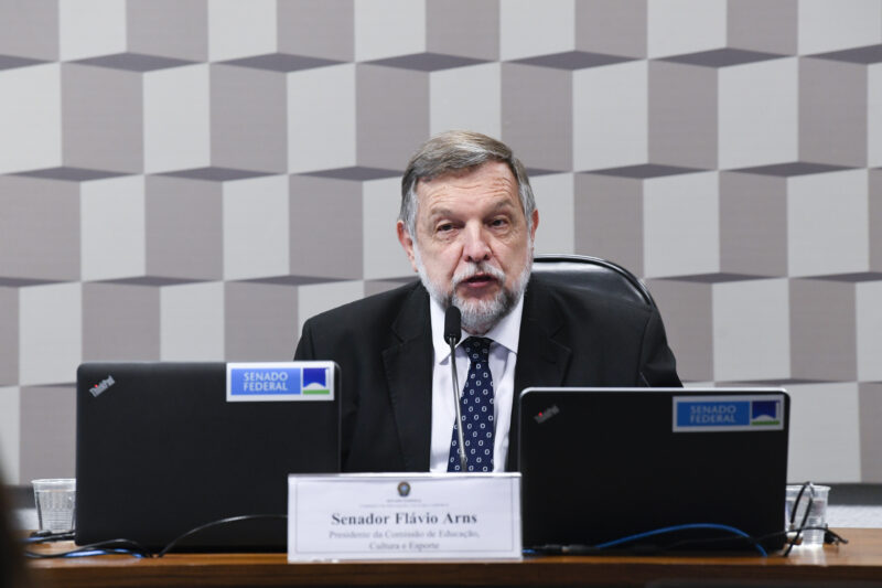Projeto relatado por Flávio Arns reforça inclusão de alunos com deficiência nas escolas