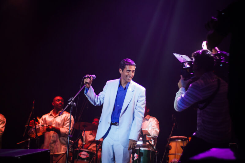 Cinebiografia de Zeca Pagodinho recria show histórico e avança nas gravações no Rio de Janeiro