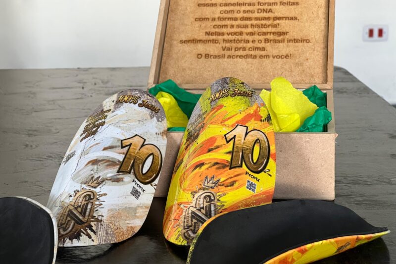 Neymar recebe caneleiras personalizadas para a Copa do Mundo assinadas por artista brasileiro