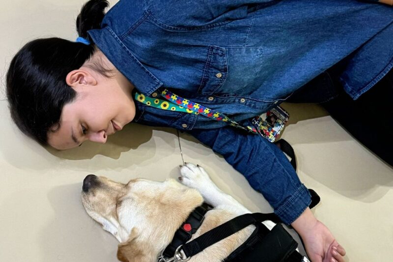 Cão de assistência ajuda universitária com autismo a conquistar mais autonomia e socialização em SP