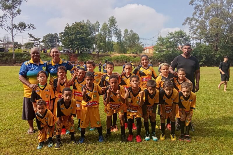 Após perder o filho em acidente, mãe transforma dor em esperança com projeto de futebol para crianças da periferia