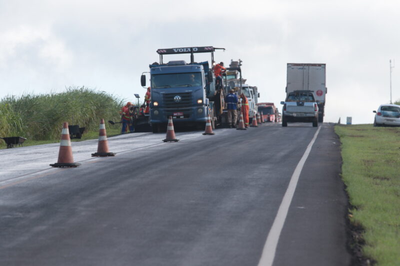 Obras na BR-163 exigem atenção dos motoristas nesta terça-feira; confira os trechos com pare-e-siga e desvios em MS