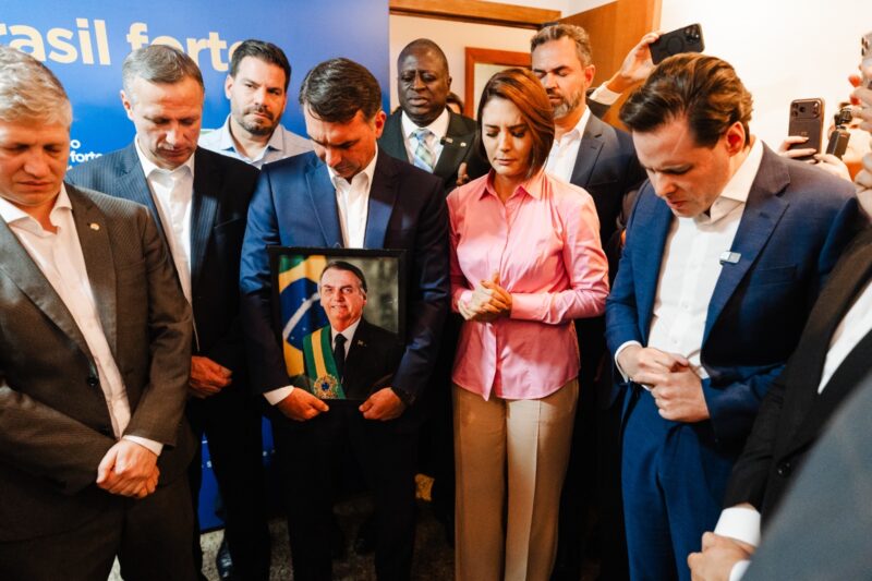 Michelle Bolsonaro reforça campanha de Flávio e mobiliza aliados da direita em Brasília