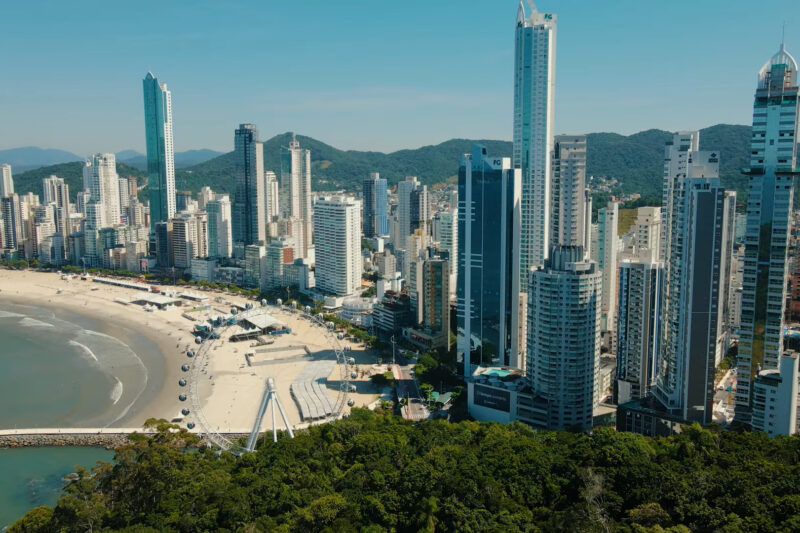 Balneário Camboriú amplia potencial construtivo e pode levar arranha-céus aos bairros