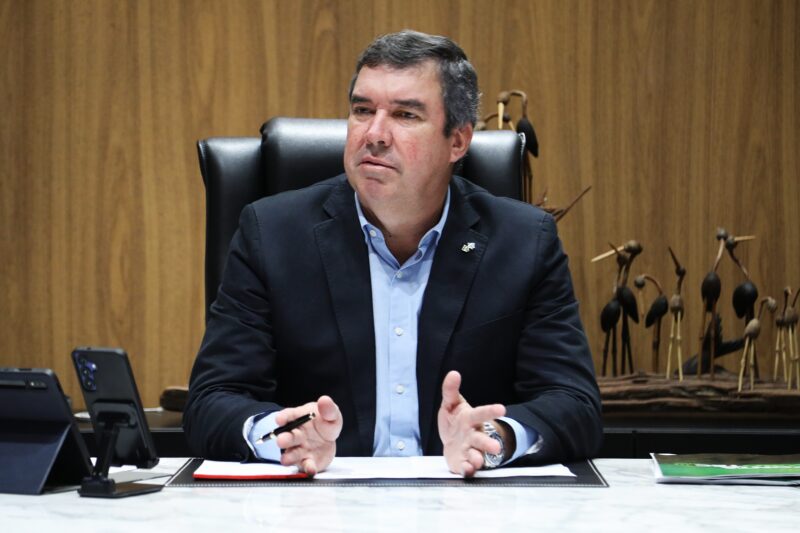Agenda de Eduardo Riedel nesta terça-feira inclui entrevista e reunião política