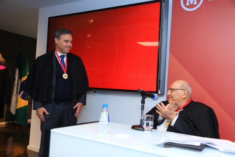 Ministro André Mendonça toma posse na Academia Mackenzista de Letras