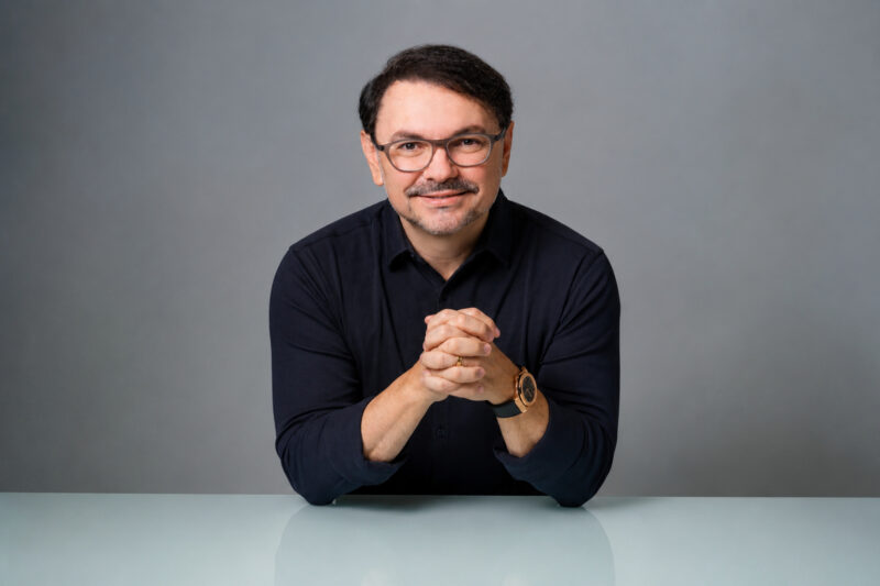 Rossandro Klinjey aborda sinais de relacionamentos tóxicos em nova série