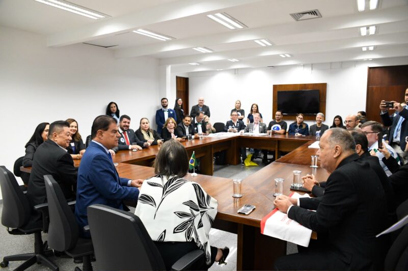 Senado avança com projeto que atualiza piso nacional de médicos e dentistas após parecer de Nelsinho Trad