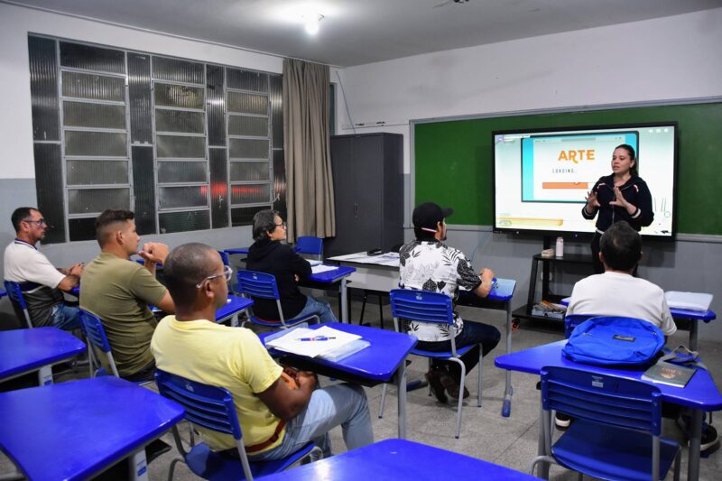 Entre máquinas e livros, trabalhadores da indústria constroem futuro em Inocência