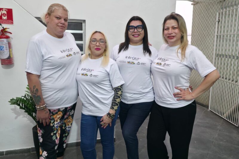 Mulheres trans enfrentam barreiras no acesso à saúde, e projeto leva prevenção diretamente aos territórios