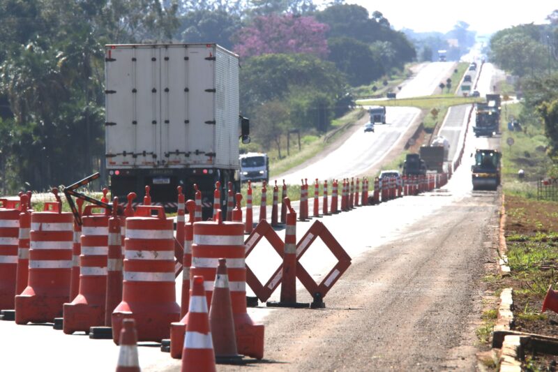 Obras avançam na BR-163/MS nesta quarta-feira; confira os trechos com desvios e pare-e-siga