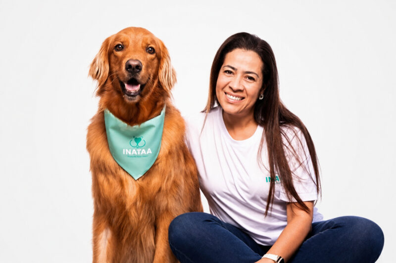 De hospitais à Fundação CASA, advogada e golden retriever transformam vínculo em voluntariado