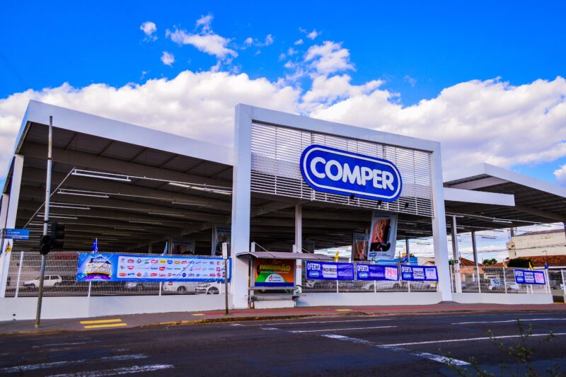 Comper celebra 54 anos com sorteio de carros elétricos e R$ 100 mil em vales-compras